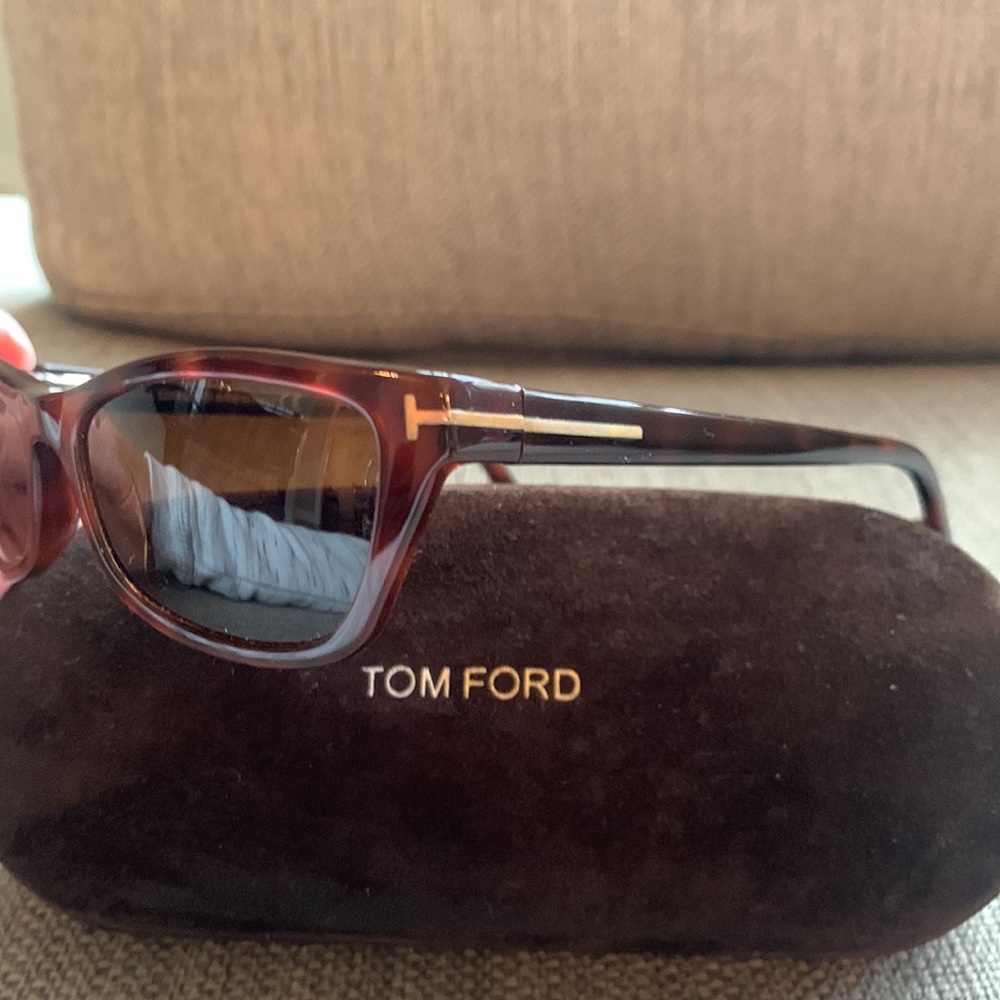 Tom Ford Women’s sunglasses.  Tortoise shell with gold accent. - Picture 2 of 6